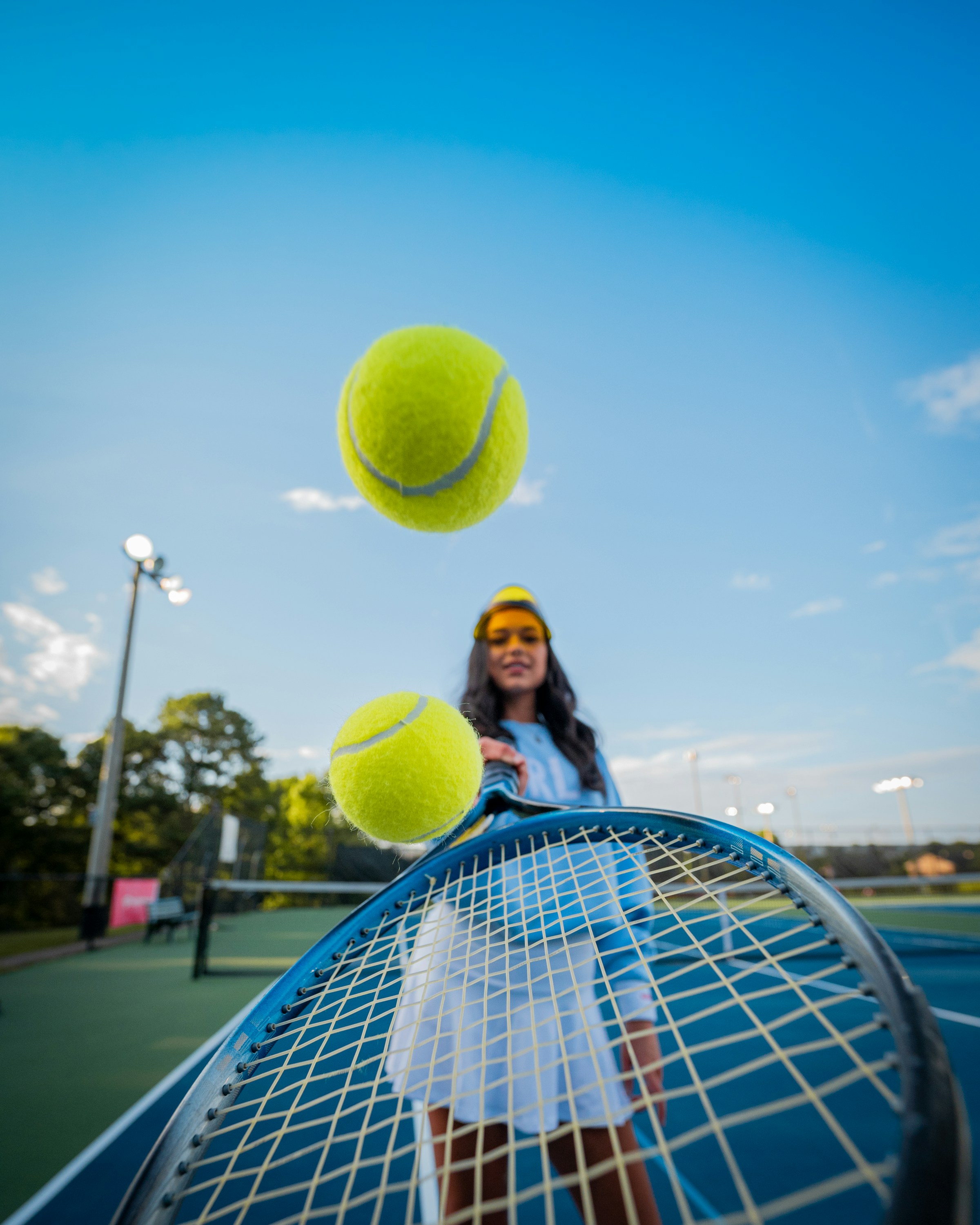 Joueuse de tennis avec balles en mouvement