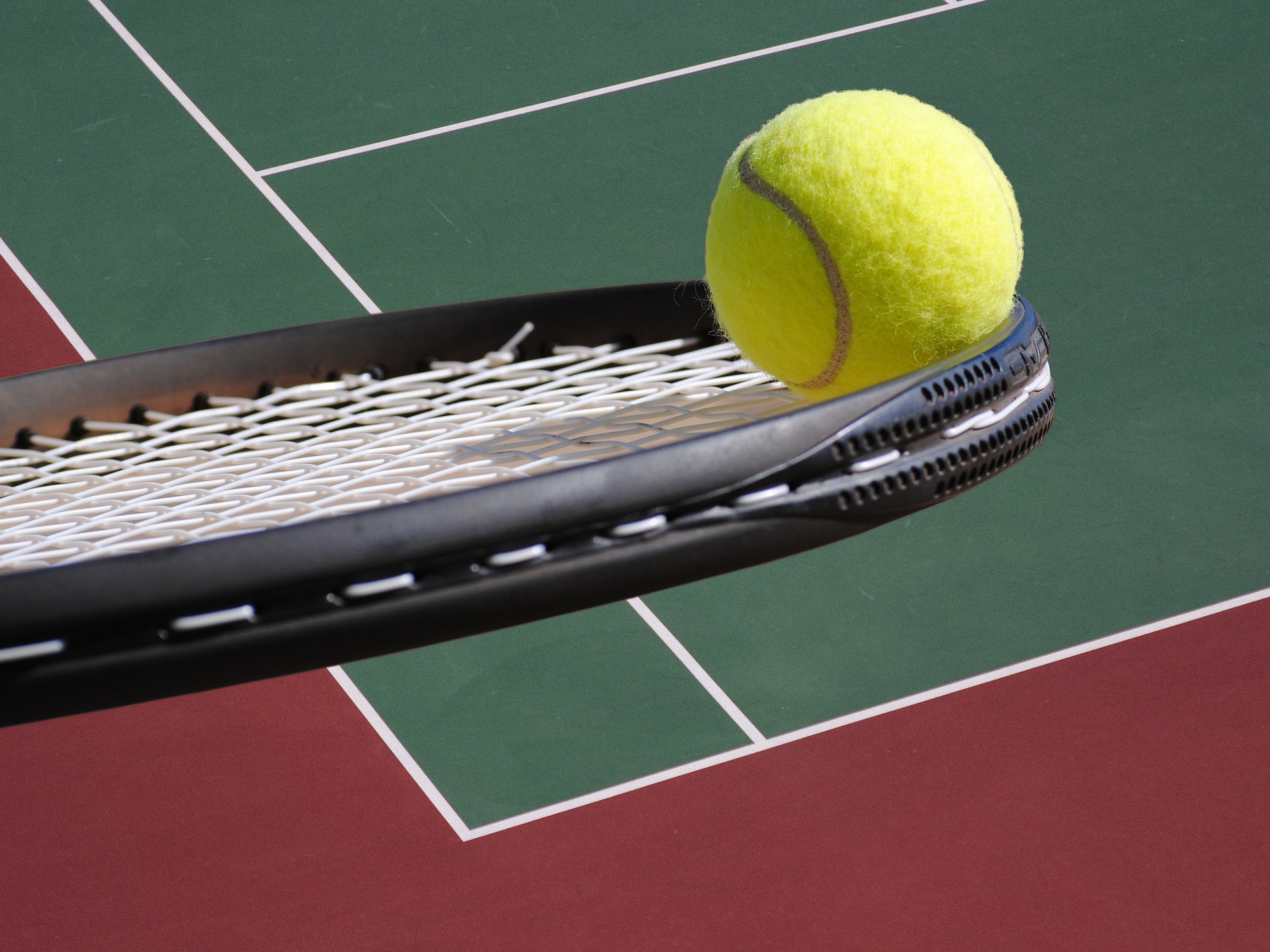 Raquette et balle de tennis sur un court
